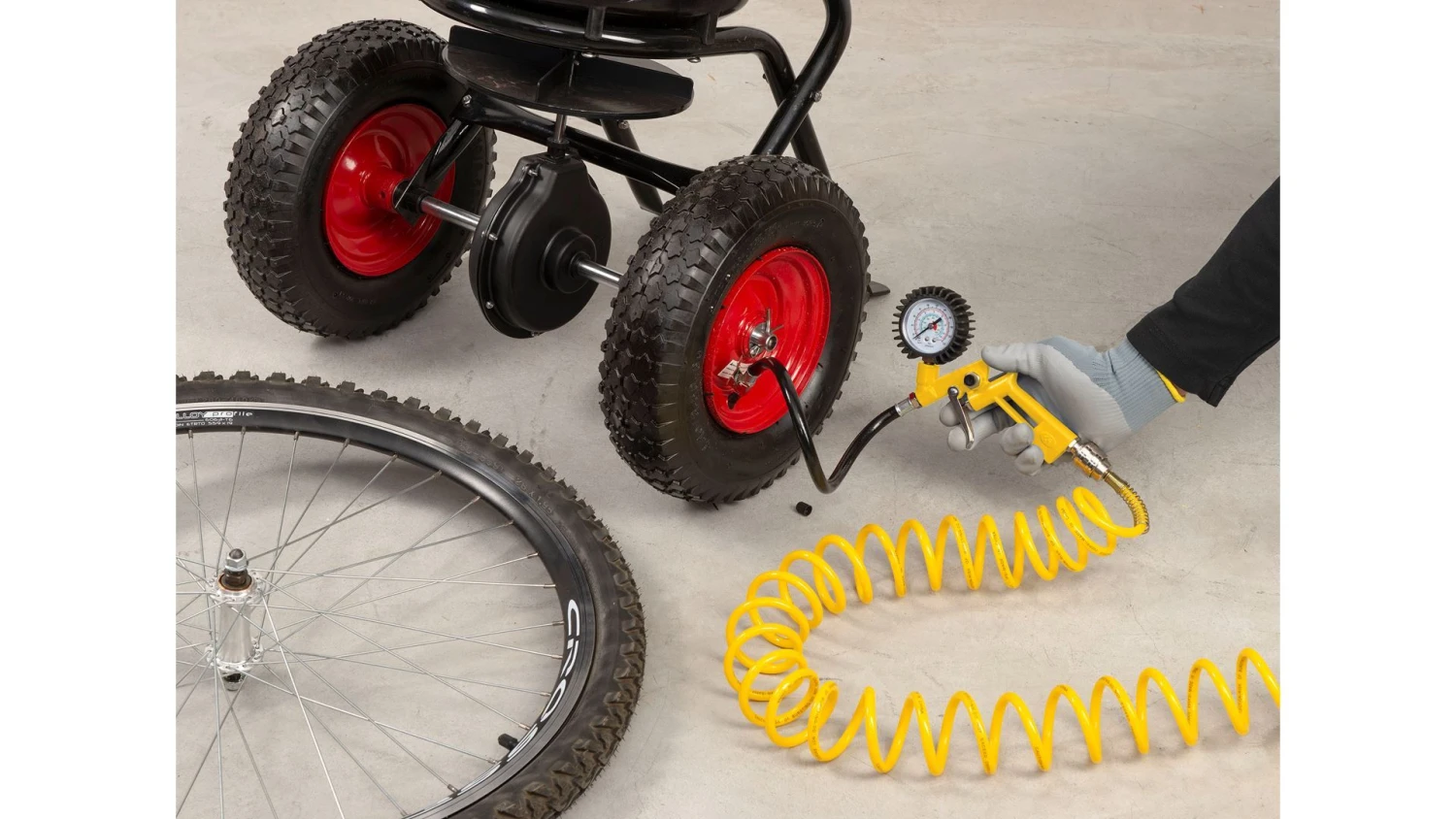 Powerplus POWX1706 Draagbare Compressor + 11 Accessoire - 1100W - 8 Bar 11 Powerplus POWX1706 Draagbare Compressor + 11 Accessoire - 1100W - 8 Bar - Afbeelding 11